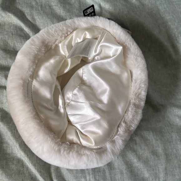 H&M Cream Faux Fur Hat - Picture 3 of 3